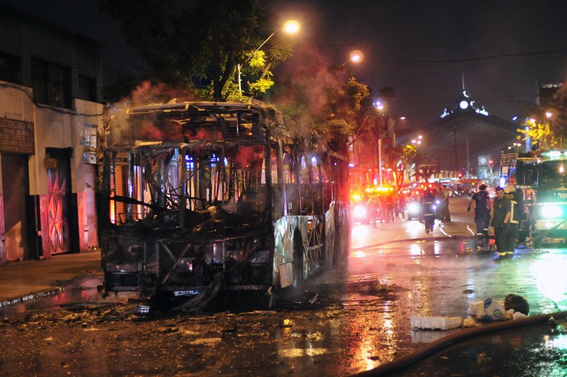 Encapuchados incendiaron un bus del Transantiago y dejaron panfletos con mensajes anarquistas