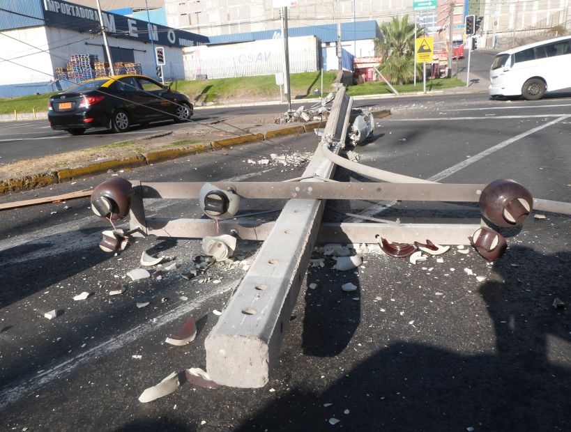 Abandonó su auto tras chocar y derribar un poste en la Zona Franca de Iquique