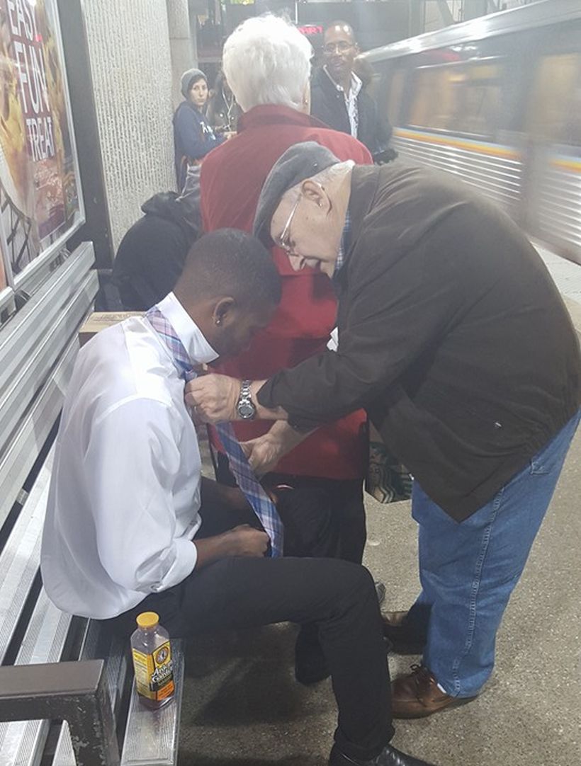 Esta foto de un anciano enseñándole a un joven a hacer el nudo de su corbata se volvió viral