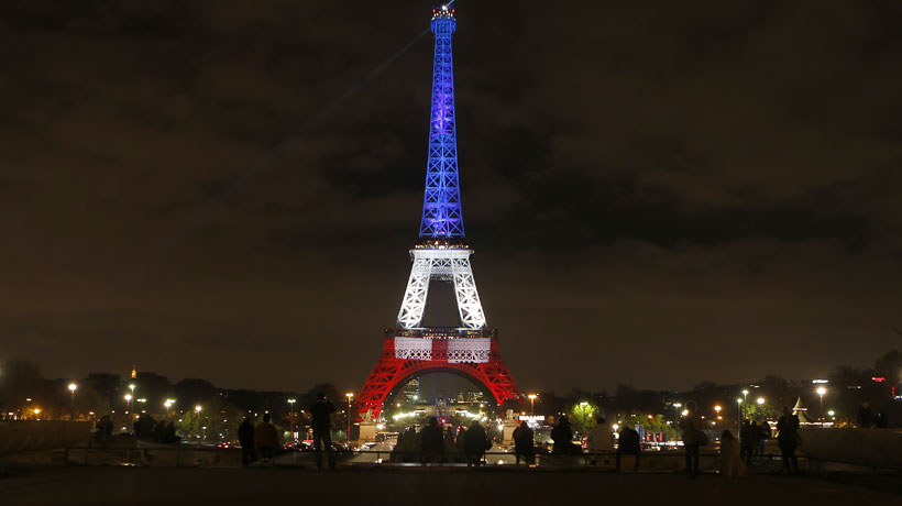 Torre Eiffel volvió a iluminarse con los colores de la bandera francesa