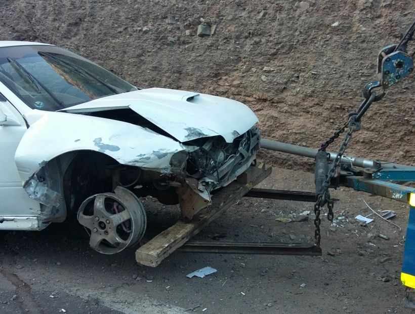 Un joven perdió el control de su auto y chocó contra una luminaria de