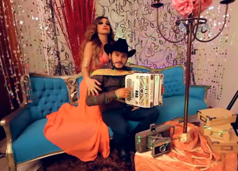 Artista mexicano hizo un extraño cover de la canción “Blurred lines” llamado “Revolver Cannabis”