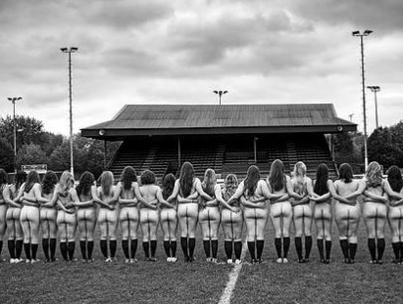 Equipo femenino de rugby de Oxford se desnudó en calendario para recaudar fondos
