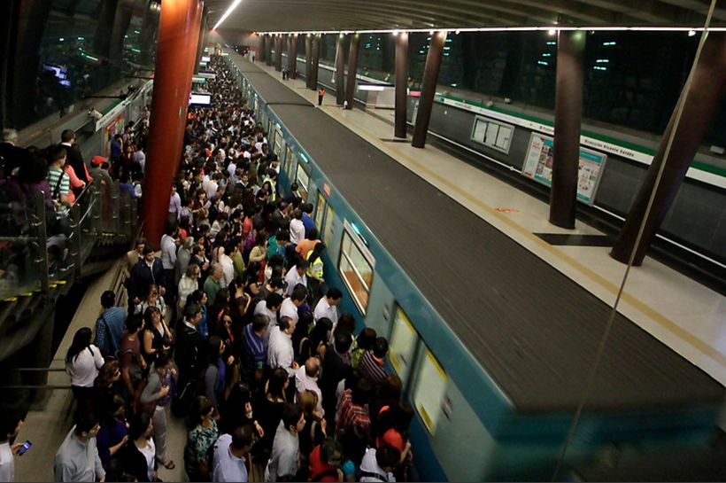 Metro de Santiago suma nuevo horario de servicio expreso en Línea 4