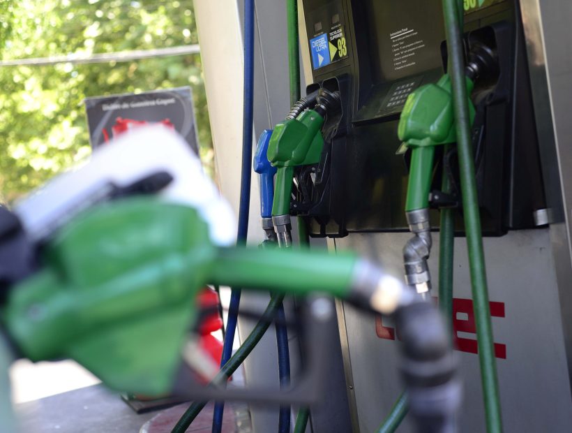 Las bencinas bajarán hasta $5,4 por litro desde este jueves