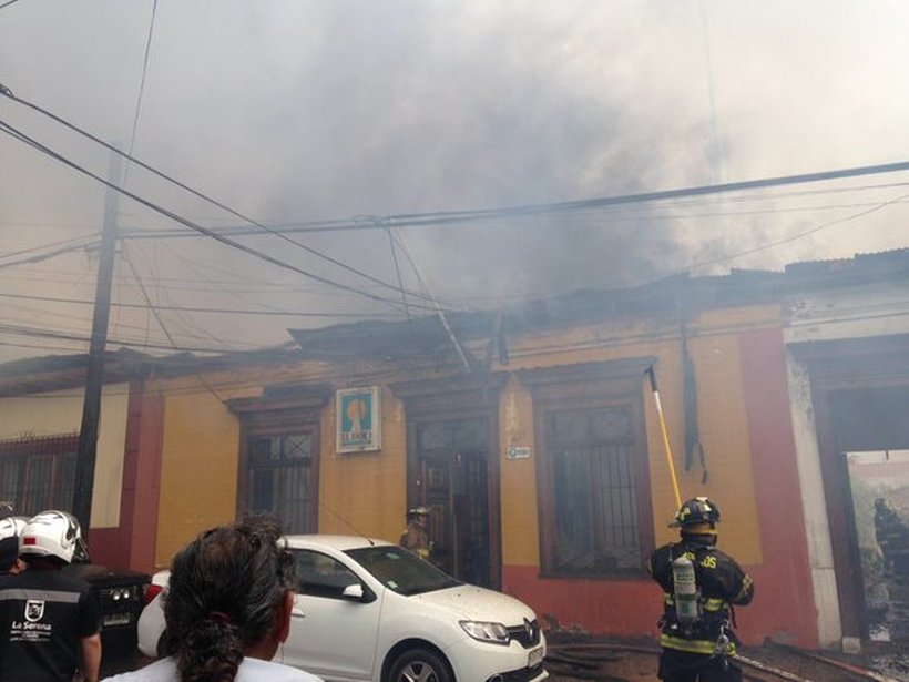 Un violento incendio destruyó al menos cinco casas en el centro de La Serena