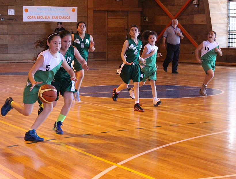 Las niñas disputan cada balón en la cancha. (M. Mansilla)