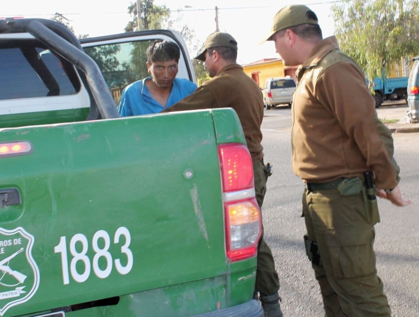 Arica: Carabineros pericia armas y ropas entregadas junto al boliviano sospechoso