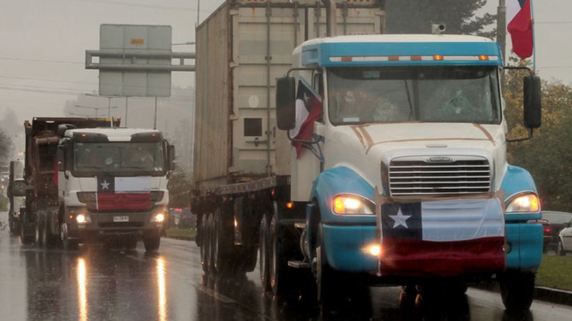 Camioneros piden que el gobierno ponga exigencias a autopistas por alza de peajes y TAG