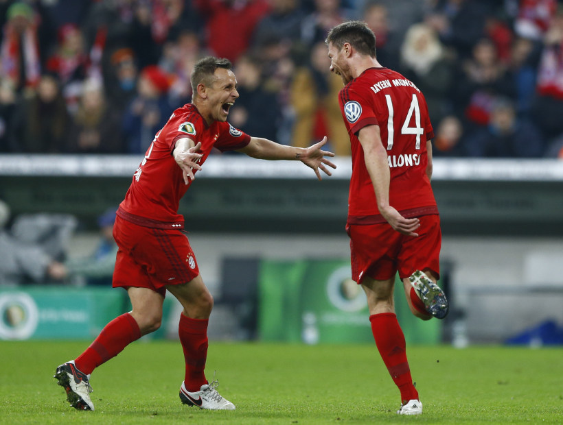 Con golazo de Xabi Alonso el Bayern de Vidal avanzó a cuartos de la Copa de Alemania