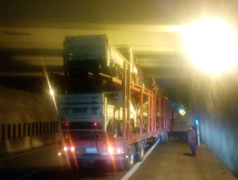 Camión quedó atrapado bajo puente en Alto Hospicio porque no respetó la altura
