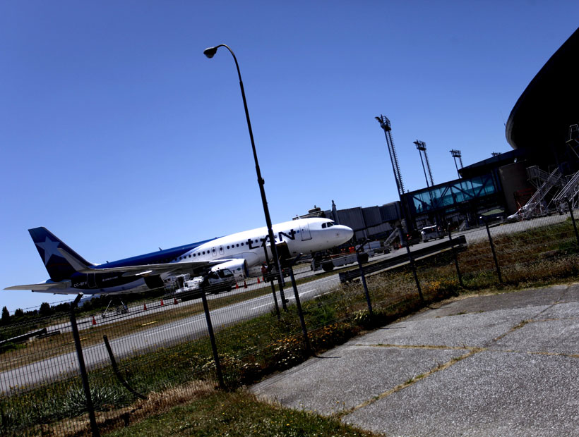 El jefe del aeropuerto de Santiago negó que la seguridad de los vuelos esté en peligro
