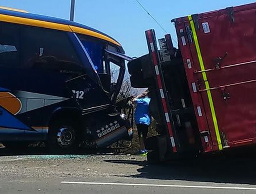 Accidente fatal: un muerto y ocho heridos dejó el choque de un bus con un camión