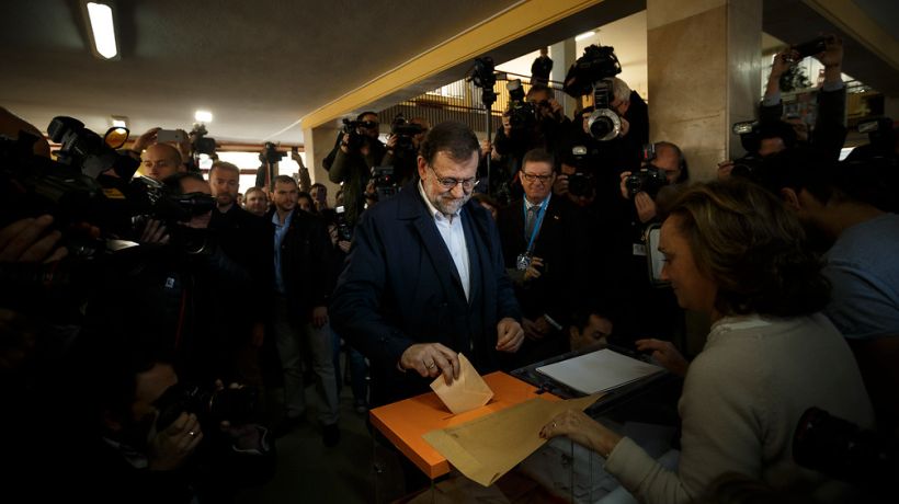 Sondeo indica que partido de Rajoy lideraría elecciones en España por delante de Podemos y PSOE