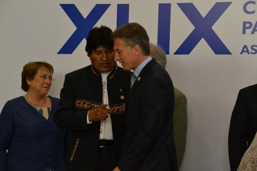 Bachelet y Evo Morales se encontraron en el Mercosur y no mencionaron la demanda marítima