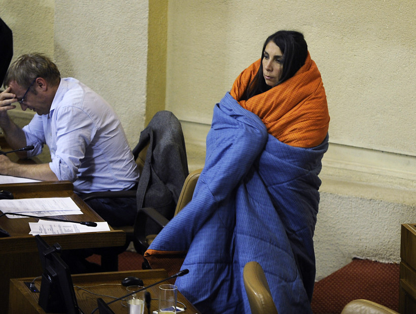Karla Rubilar votó en el Congreso tapada con un cobertor: 