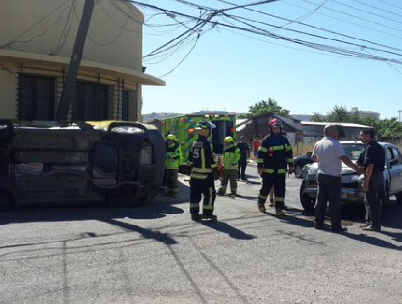 Dos personas quedaron heridas tras el volcamiento de un auto en Talca