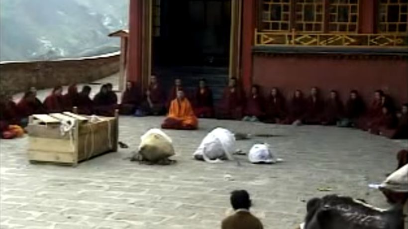 Budistas japoneses en picada contra Amazon por vender servicios de monjes para funerales