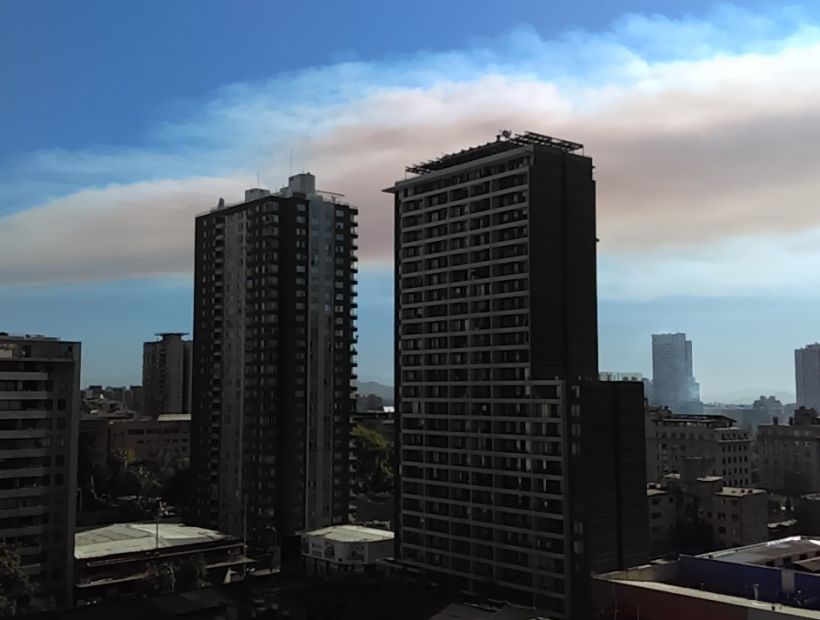 El incendio en el centro de Santiago fue controlado