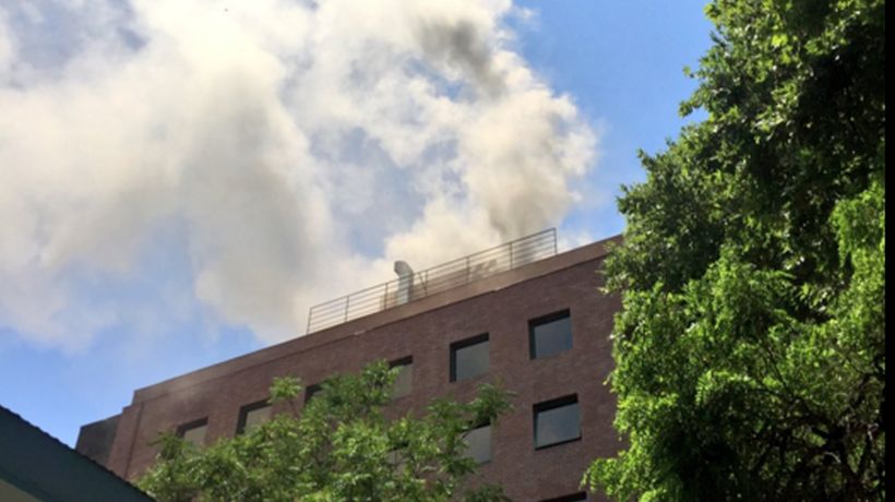 Incendio en azotea de edificio en Providencia moviliza a Bomberos