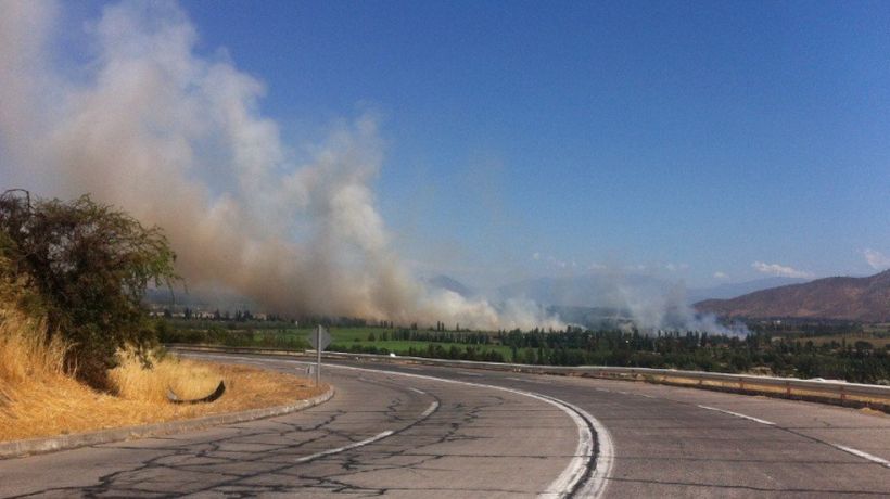 Incendios en Noviciado y Padre Hurtado cubren de humo los cielos de la capital