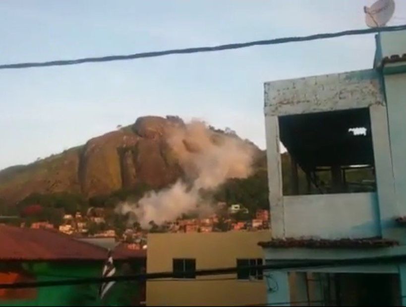 Una roca gigante cayó de un cerro y destruyó ocho casas en Brasil