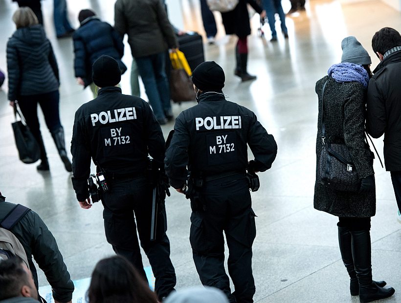 Mil hombres acosaron y robaron a decenas de mujeres en la noche de Año Nuevo en Alemania