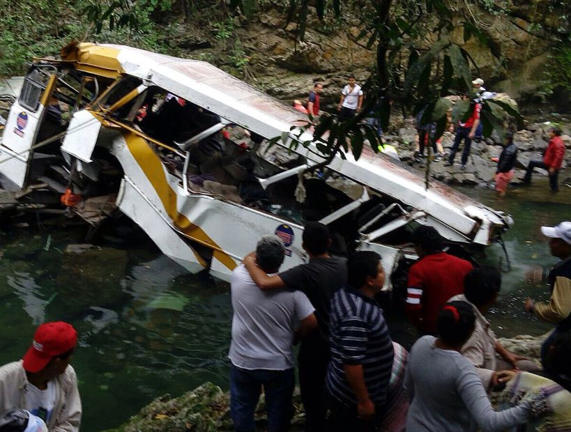 México: al menos 20 muertos tras caer un bus por acantilado
