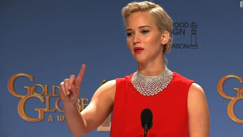 Jennifer Lawrence retó a un periodista que miraba su celular durante una conferencia de los Globos de Oro