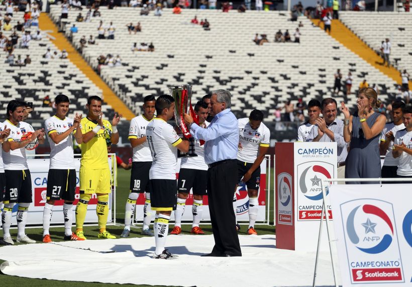Colo Colo recibió la copa del Torneo de Apertura que ganó hace más de un mes