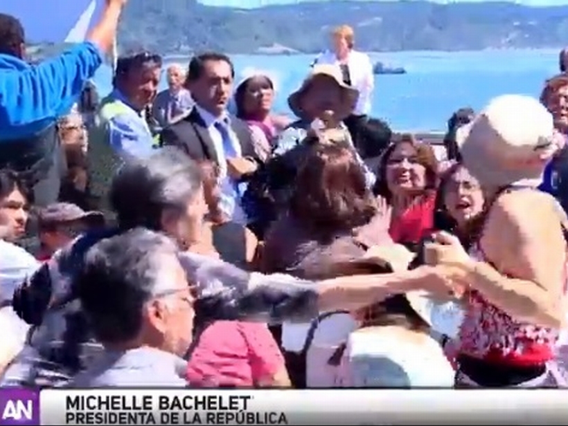 Agrupación ciudadana funó a Bachelet y exigió suspensión de construcción del Puente Chacao