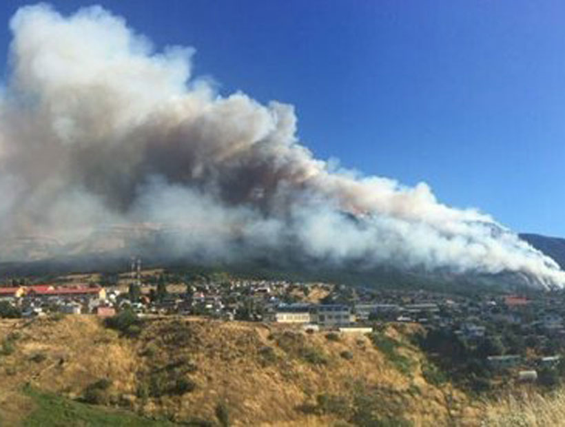 A 24 horas de su inicio se mantiene el incendio en el cerro Divisadero de Coyhaique