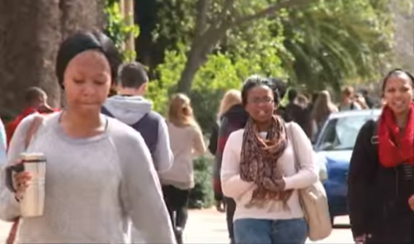 Jóvenes sudafricanas reciben becas de estudio si se mantienen vírgenes