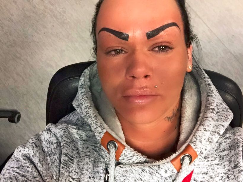 Subió fotos de sus cejas tatuadas a Facebook y se llenó de memes