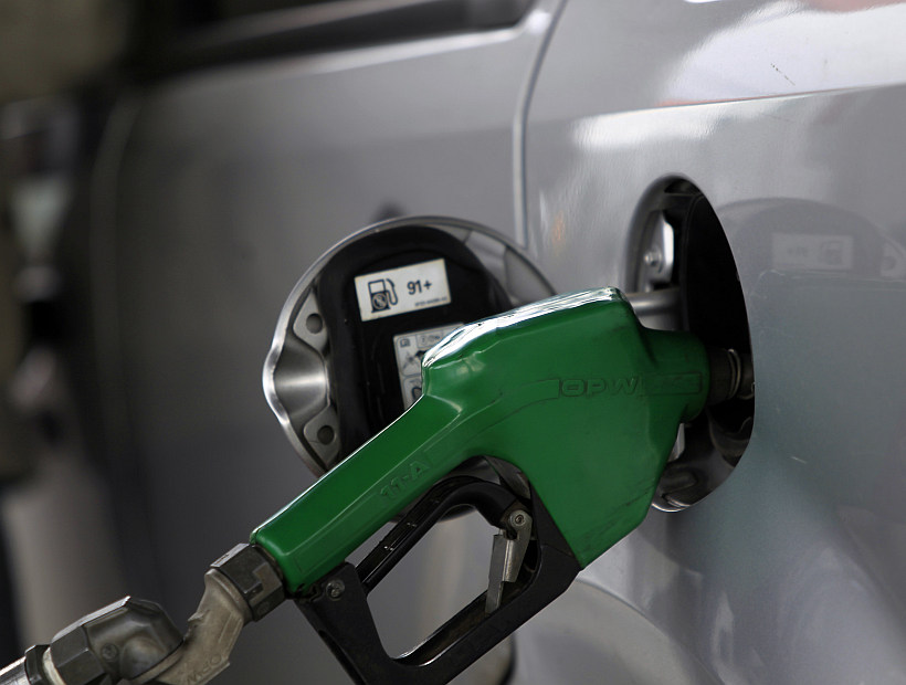 Las bencinas bajarán hasta $5,4 por litro desde este jueves