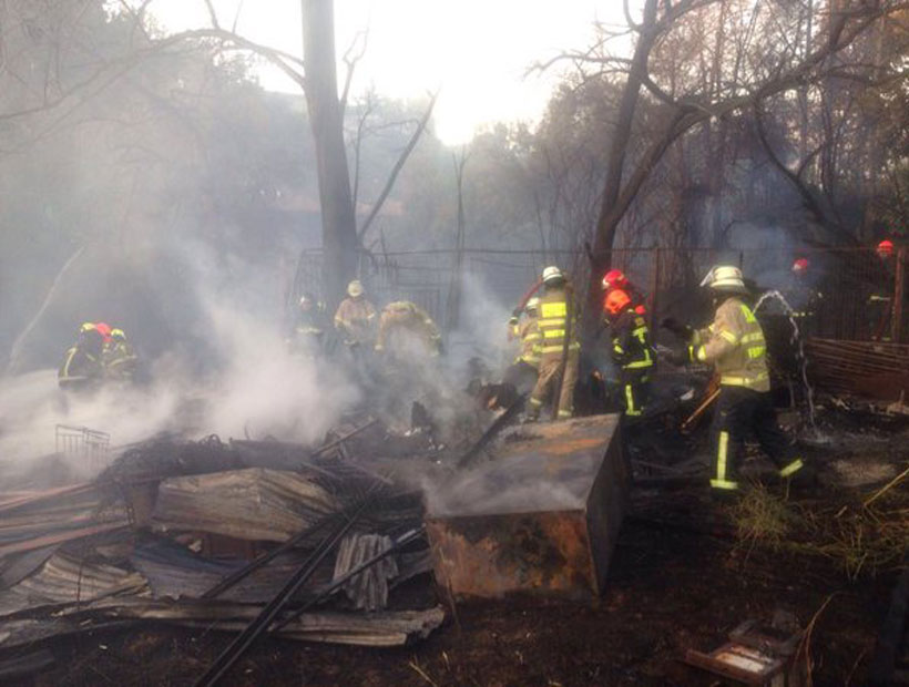 Bomberos controló incendio que amenazó a viviendas en Lo Barnechea