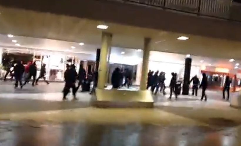 Horda de enmascarados ingresó a estación de Estocolmo para agredir a refugiados