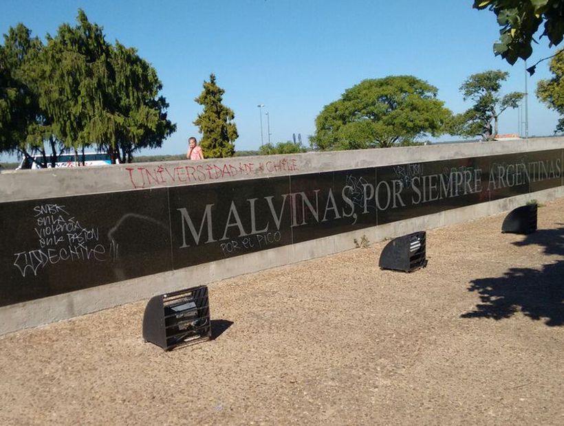 Hinchas de la U fueron detenidos en Argentina por rayar monumento de Las Malvinas