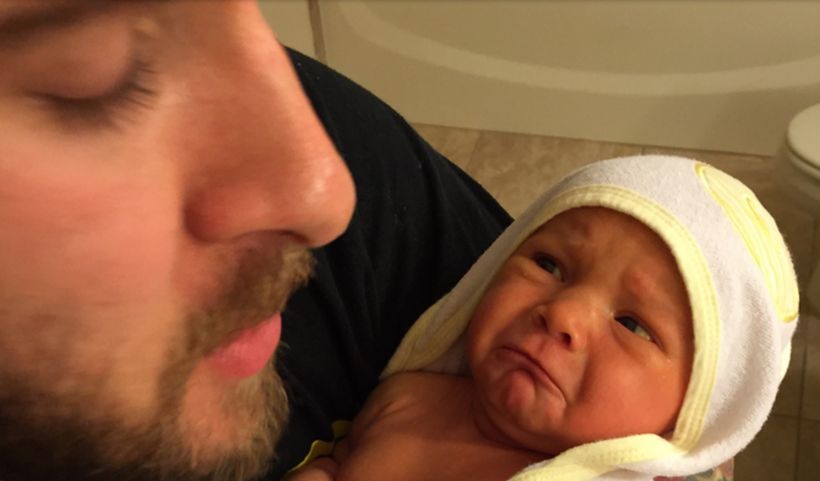 Hombre subió foto del primer baño de su hija y pediatra le diagnosticó enfermedad