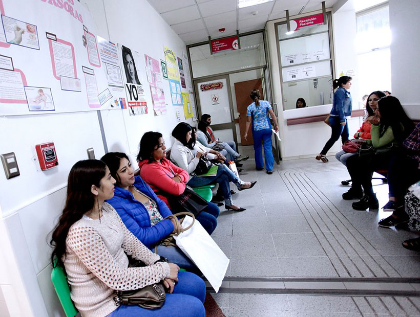 Pacientes evalúan mejor a los médicos cubanos que a los chilenos