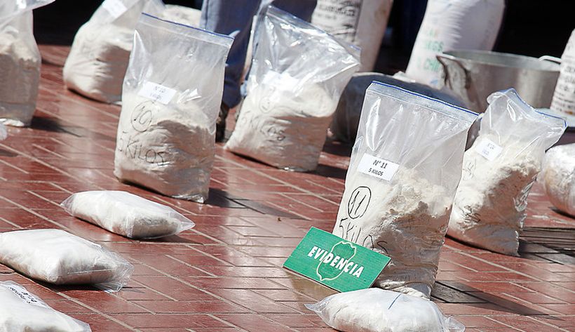 Policía boliviana decomisa 84,7 kilos de cocaína peruana con destino a Chile