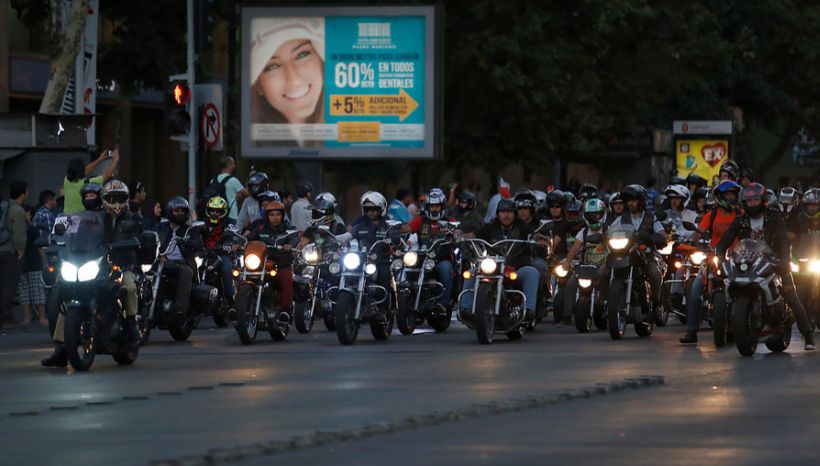 Motociclistas hacen masiva protesta en Santiago por propuesta de restricción vehicular