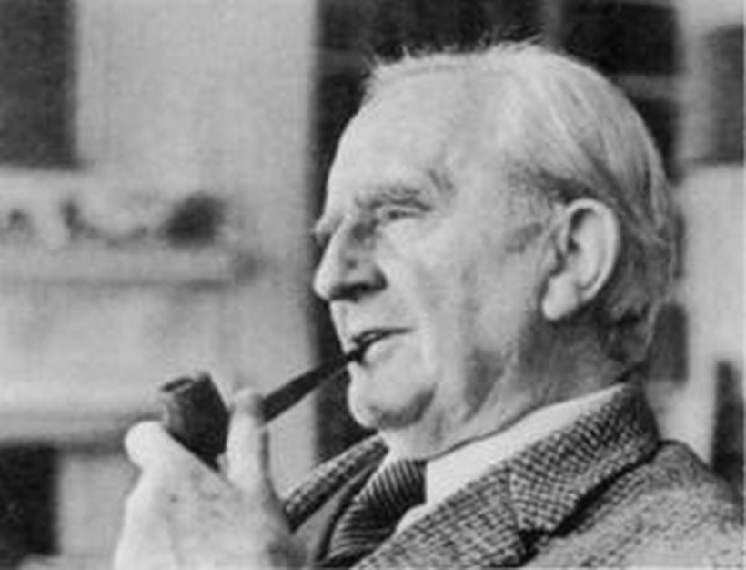 Encuentran dos poemas de JRR Tolkien en anuario de 1936