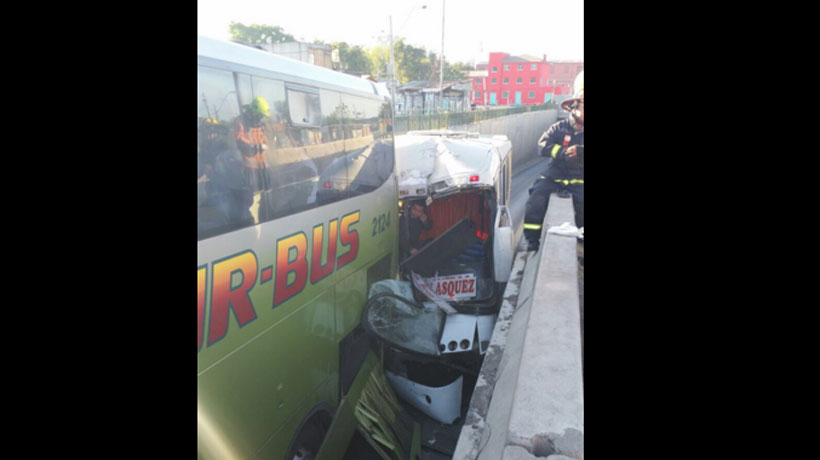 Dos buses chocaron en Estación Central: hay 16 heridos