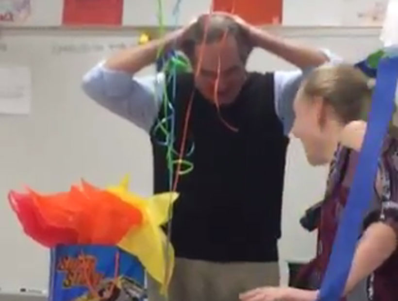 Estudiantes emocionaron hasta las lágrimas a su profesor en el día de su cumpleaños