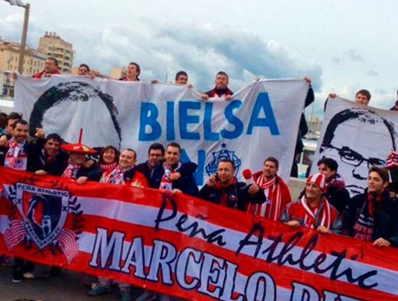 Al lugar que fue dejó huella: Bielsa fue aclamado por hinchas del Olympique y del Bilbao