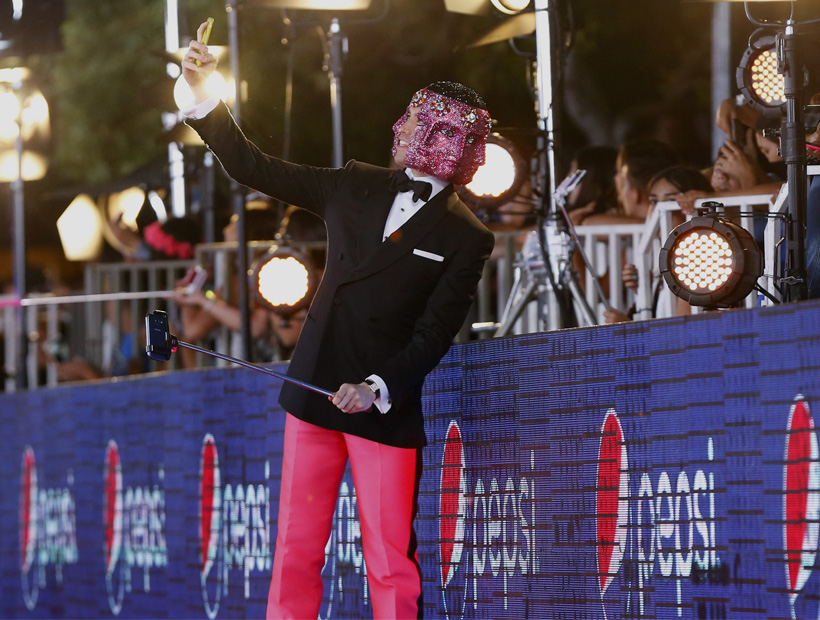 Di Mondo deslumbró con una máscara con 9 mil cristales Swarovski en la Gala de Viña
