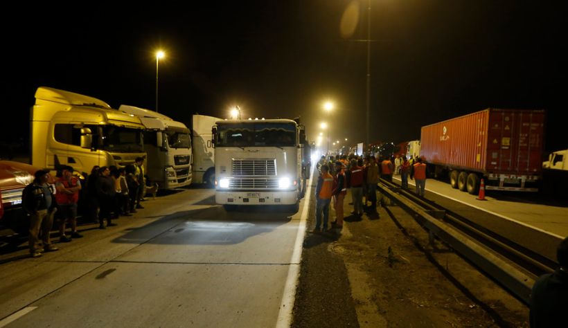 Rutas 68 y 78 amanecieron parcialmente bloqueadas por movilización de camioneros