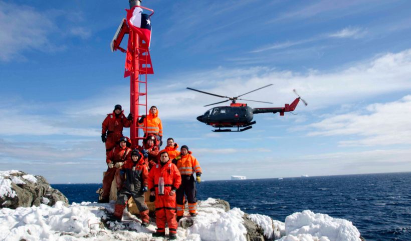 Con arriesgadas maniobras la Armada construye baliza de 7 toneladas en la Antártica