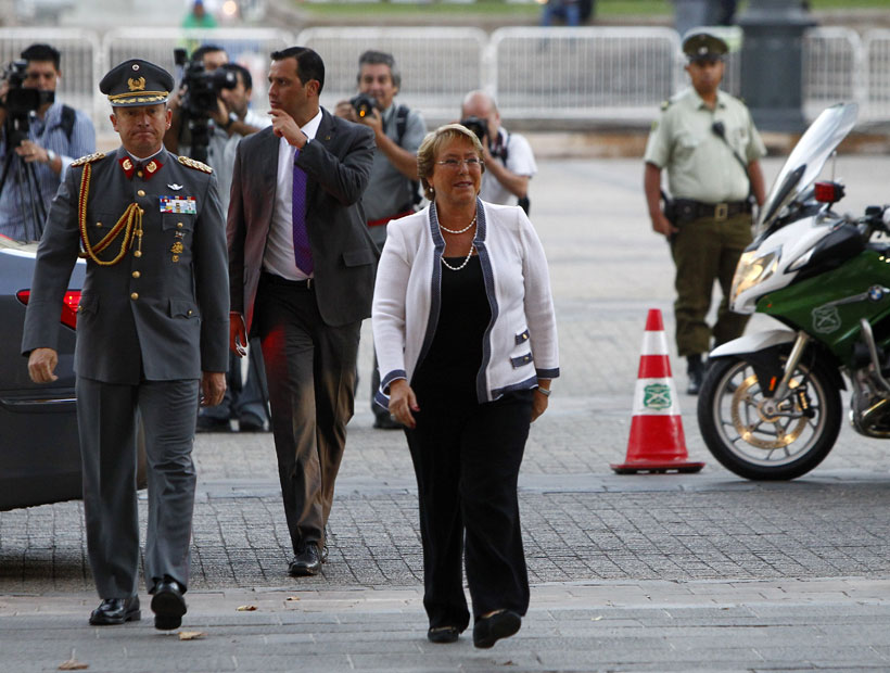 Cadem: un 62% cree que la renuncia de Riquelme afectó la imagen de Bachelet
